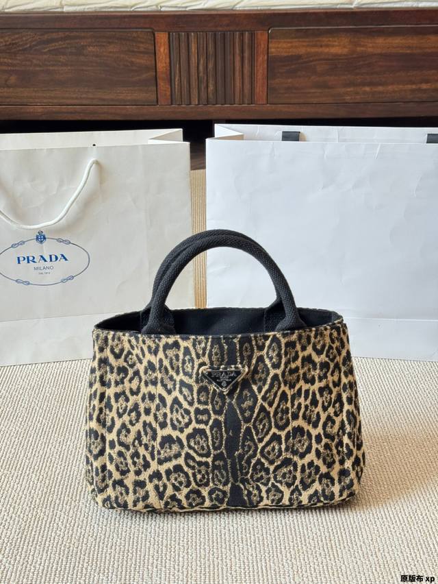 原版布 prada新款 牛仔托特包~ 又到新宠儿pra夏日度假系列来袭 高级时髦又精致的托特包 全牛气材质搭配手腕毛榉木 太绝啦颜值敲击高 立马种草呐~超适合夏