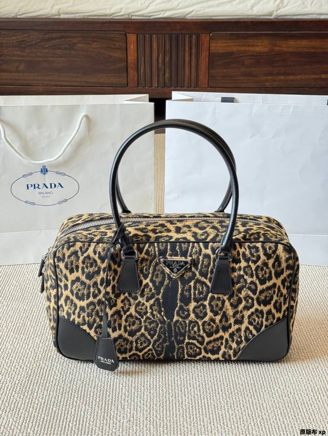 原版布 prada新款 牛仔托特包~ 又到新宠儿pra夏日度假系列来袭 高级时髦又精致的托特包 全牛气材质搭配手腕毛榉木 太绝啦颜值敲击高 立马种草呐~超适合夏