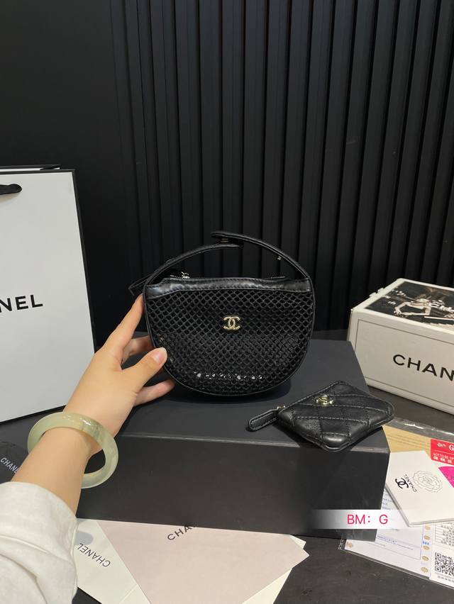 chanel香奈儿新款25S镂空子母半月包 小香走秀款限量版半月包 超级时髦的一款又叫渔网包 多钟背法 上身洋气又拉风 尺寸 17*12