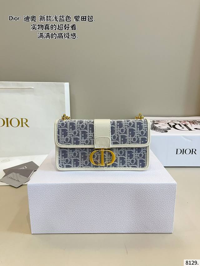 配礼盒. 迪奥Montaigne蒙田包 方正的设计 复古的质感 藏蓝色老花作为Dior经典的颜色 搭配任何风格的衣服都毫无压力 四季皆宜 既能满足日常出门逛街的