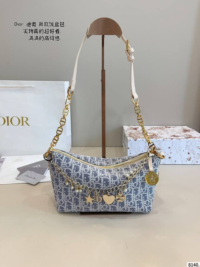 配礼盒. 迪奥Dior 腋下饭盒包 包型太可爱了 容量非常可 日常通勤都没问题 可咸可甜 质感满分 工艺非常讲究 细节立体感拉满尺寸 22*10*14Cm