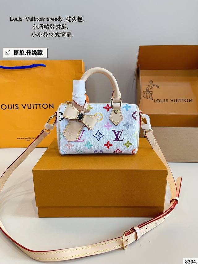 配礼盒. lv Speedy None 枕头包 这款Retiro 手袋以标志性的Lv老花面料制成 搭配奢华的变色牛皮饰边 经典永恒 优雅低调的外形设计和宽敞的包