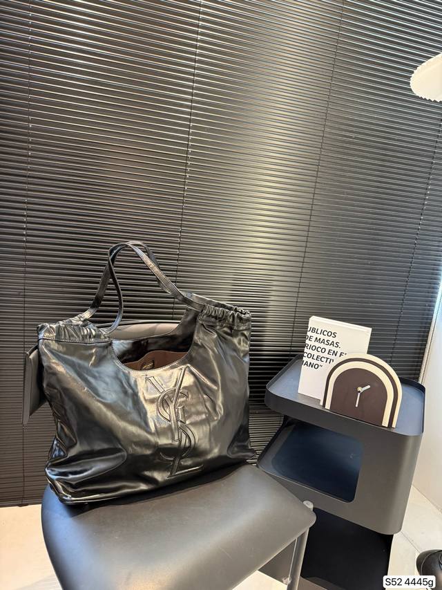 圣罗兰托特 宝藏包被我发现了最近易梦玲背的Ysl大包真的火出圈啦这只可是它的鼻祖啦 上身的氛围感不用多说了同款包型的编织风格也太夏天了 小个子妹子也无压力驾驭背