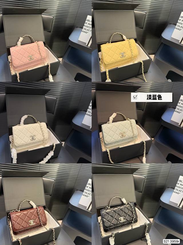 Chanel 香奈儿 新款手提链条包 时时刻刻展现最美的你 可手提 单肩 斜挎 尽显女人优雅气质 是一款超级百搭的休闲链条包尺寸 19 12 货号3959R