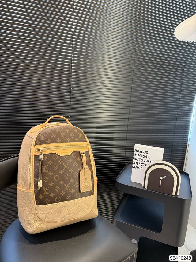 Lv双肩包出货 超级耐磨 超级实用的款式 内衬带Logo. 原版电镀五金带Logo 这个包包的容量也很大 满足你出行的所有需求 必备的都可以装下 真的是很Nic