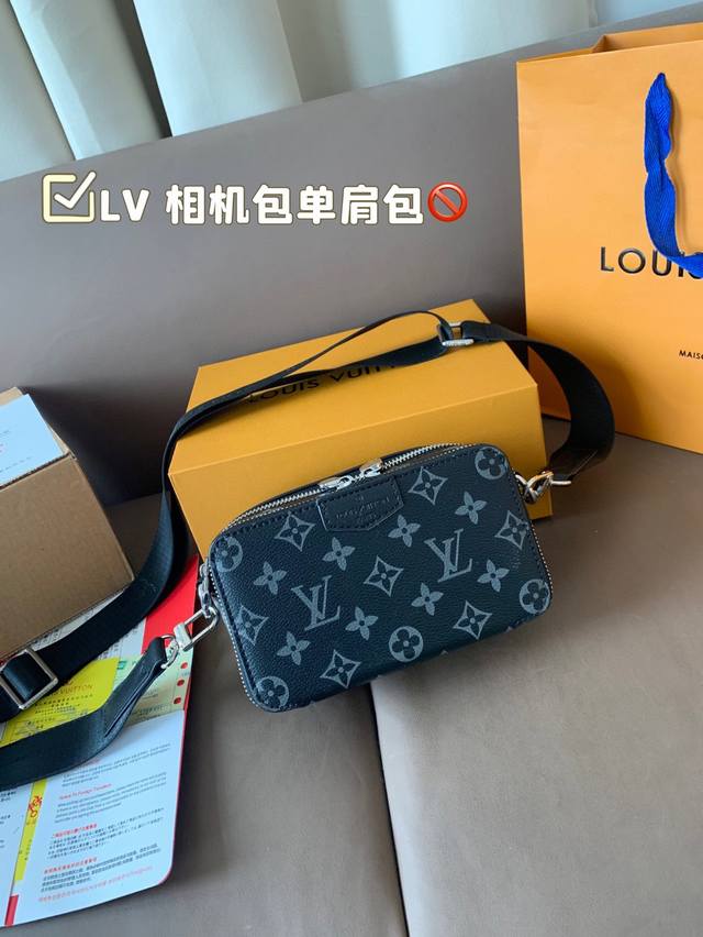 配飞机盒折叠盒子 中古Lv 新款相机包 很酷的Lv男包来喽 斜挎包男相机包今天分享的是~久违的男生相机包 我觉得看起来十分时尚且年轻 尺寸 18*11