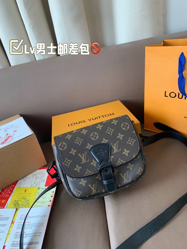 配折叠盒子 Lv男士邮差 男包分享0Louisvuitton单肩包 路易威登Louisvuitton比起非常火邮差包这一款Lv男士单肩包可以说非常低调了 这款呢