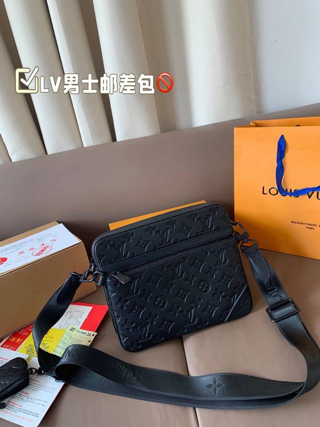 配飞机盒折叠盒子 Lv新推出的男士邮差包火爆得一包难求 更是带起了一股多款式包包的潮流风 很难得的是 这一季三合一又出了男士款 男款三合一的包包各个部分都可以拆