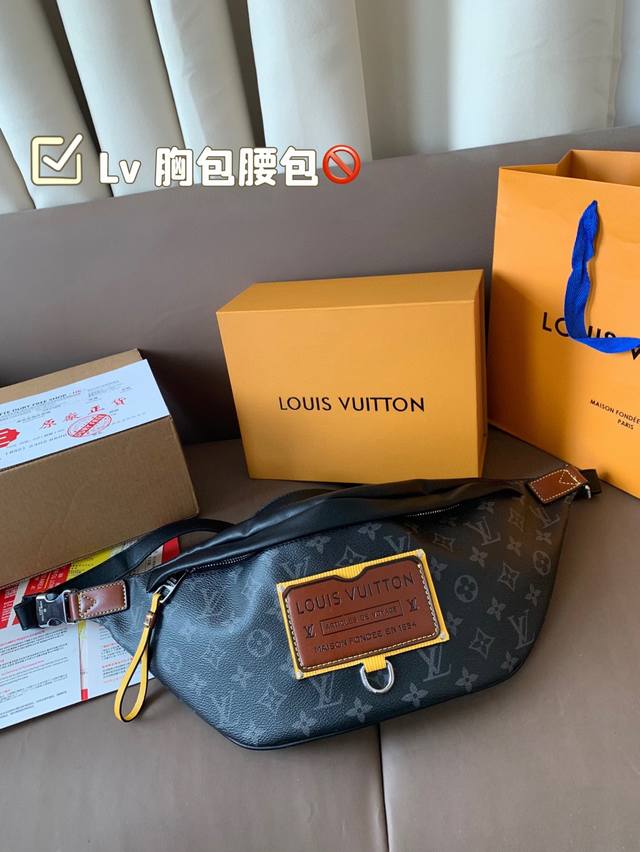 配折叠盒子 Lv 胸包腰包 配有可调节的包带 既可环于腰间 也可肩背或随性地挂在胸前 正面和背面配有拉链口袋 方便存取 手机 卡片和钥匙 尺寸 42*19
