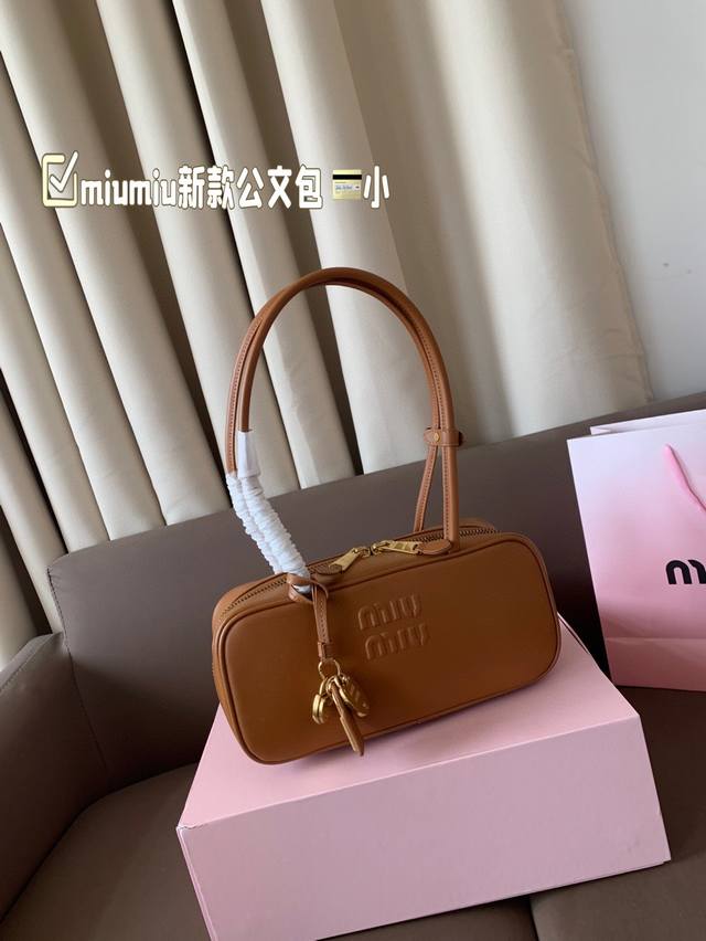 小 miumiu新款公文包 今年的风刮的太猛了 老多爆款了 这款的版型太受欢迎 #Miumiu 这一季不管是单肩包 #Miumiu包 还是托特包都超级可爱 尺寸 小 miumiu新款公文包 今年的风刮的太猛了 老多爆款了 这款的版型太受欢迎 #Miumiu 这一季不管是单肩包 #Miumiu包 还是托特包都超级可爱 尺寸