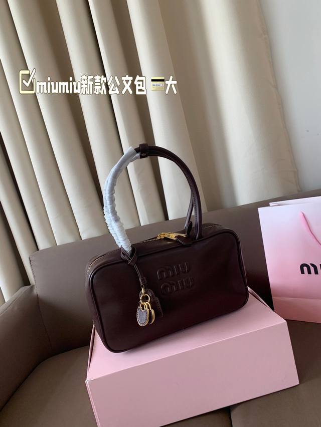 大 miumiu新款公文包 今年的风刮的太猛了 老多爆款了 这款的版型太受欢迎 #Miumiu 这一季不管是单肩包 #Miumiu包 还是托特包都超级可爱 尺寸