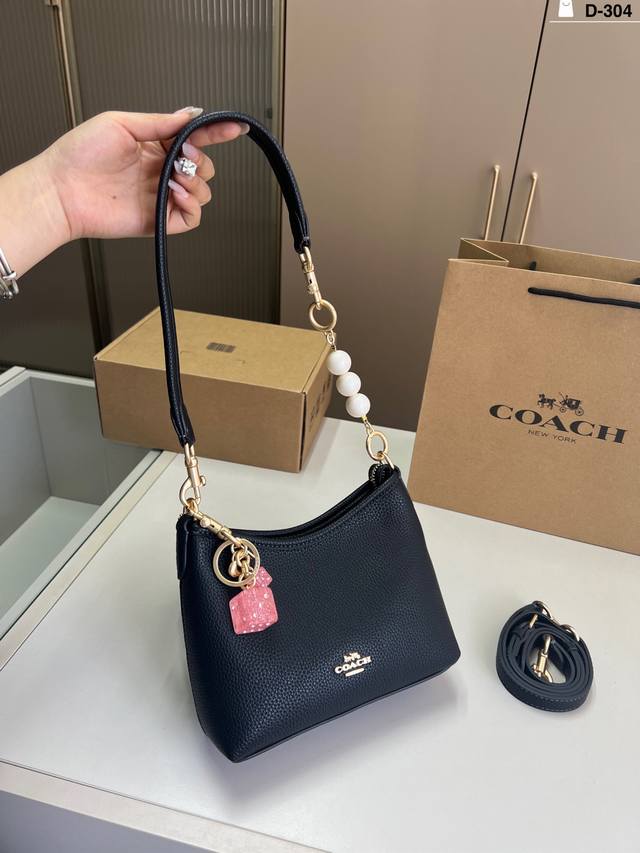 配挂件+珍珠 蔻驰Coach流浪包 满满的设计感 超级高级的时尚单品 d-304尺寸19 14飞机盒
