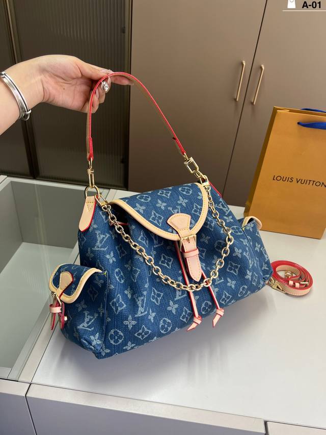 lv路易威登 链条和搭扣让整体更显精致 两侧的小兜让这个包多了一些随意松弛的感觉A-01尺寸31 23折叠盒