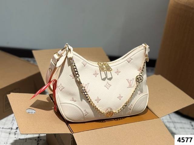 配盒 size 29*16Cm l家 白草莓奶油牛角包 奶油白配着星星点点的草莓酱属于夏天的颜色 活泼又可爱 两根肩带斜挎单肩都可以 主要是这个颜色你会喜欢噜~