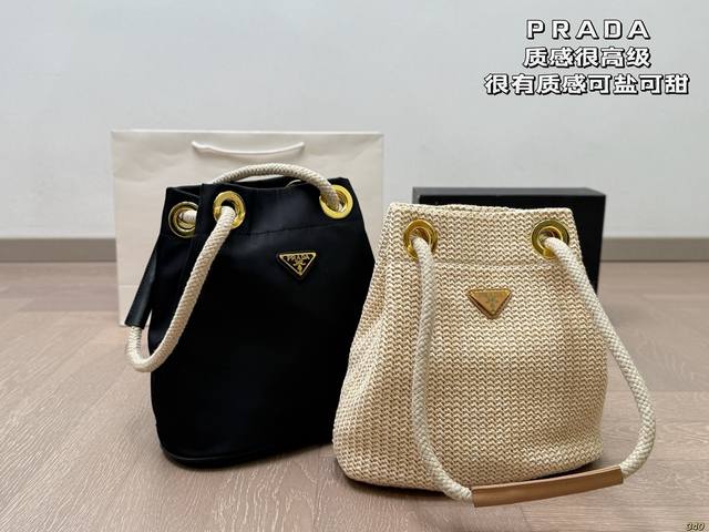 普拉达prada 质感很高级 容量超级大也很耐用 日常出街背它回头率百分百 就是这种随性慵懒感 尺寸26 26