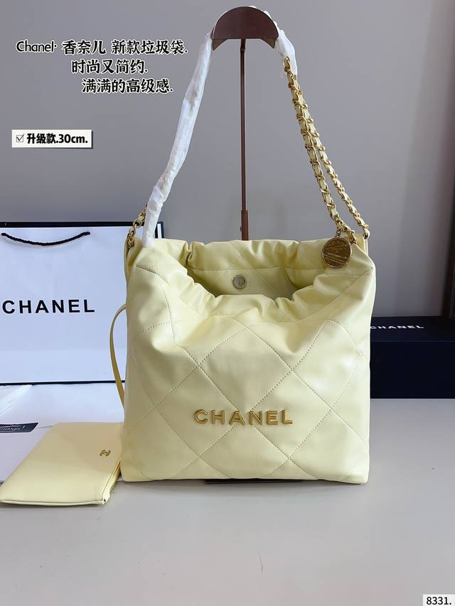 配礼盒. Chanel香奈儿 早春系列 新款 链条垃圾袋购物袋 金币Bag 手感超级好 原版五金 超级大牌 以华丽高贵的外形成为当下最炙手可热之作人手必备 明星