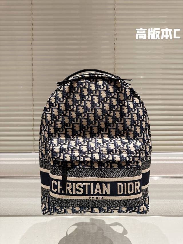 五一小长假旅行 size 32*30Cm dior 老花款双肩包 一款背起来超舒服的它 可可爱爱 黑色和海军蓝Oblique图案绣线 有质感 搜索 Dior
