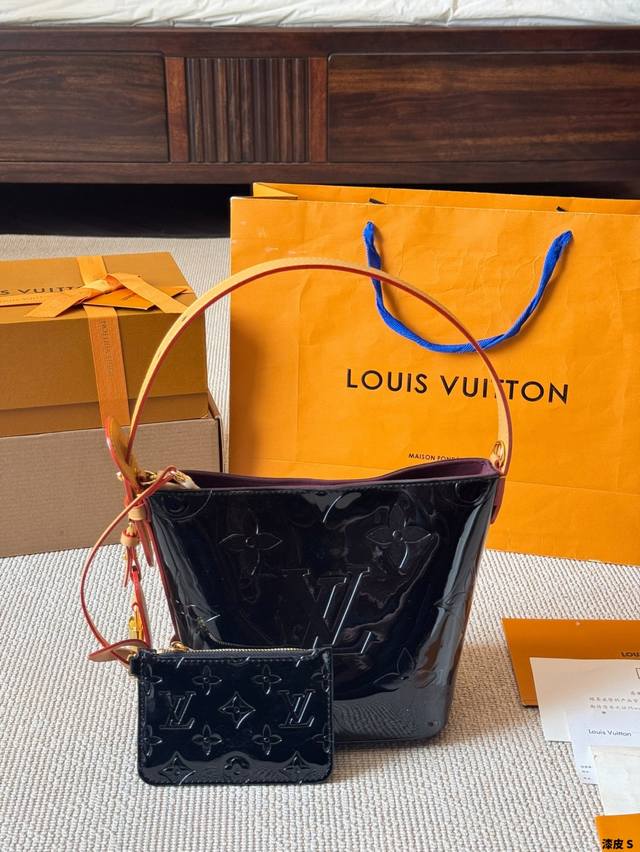 漆皮 lv All Inbb手袋为Monogram牛皮搭配亮泽金属件 以标志性挂锁和名牌彰显经典格调 可调节肩带延续品牌制箱传承 皮革肩带增添斜挎和肩背选择 可