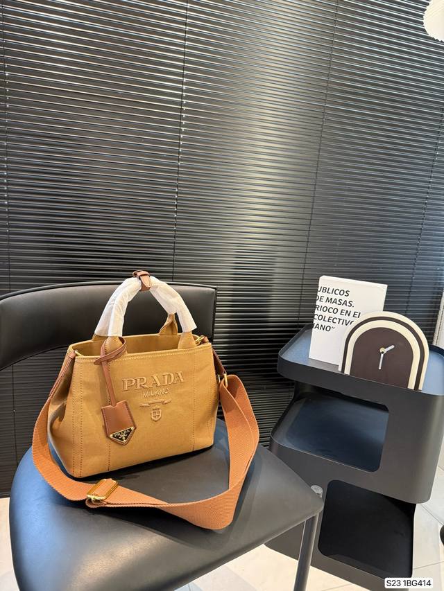 普拉达托特 又是心动prada托特的一天. 松弛慵懒的Tote包真的爱惨了 普拉达 Tote 购物袋 上身满满的高级感 日常通勤必备哦 尺寸 26 19 货号1