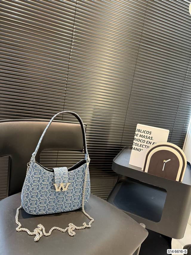 早春Alexander Wang大王新款流浪包 经典设计新包型非常精致容量够用大王永远不必担心穿搭问题万物可搭四季可用推荐哦尺寸 22 14 货号6616-5