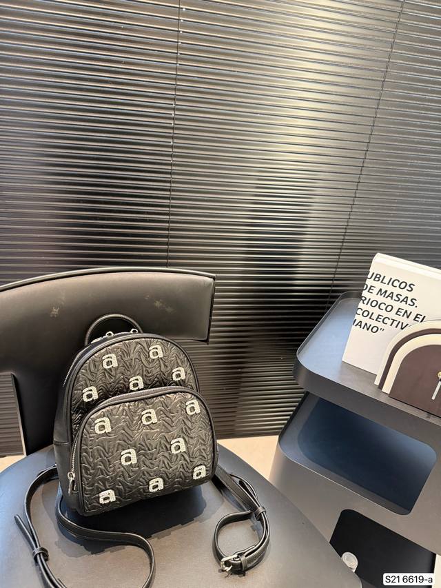 亚历山-大王双肩包 水钻字母 拿到手真的特别惊喜 手感很好 各位辣妹心动了吗 尺寸 6619-A