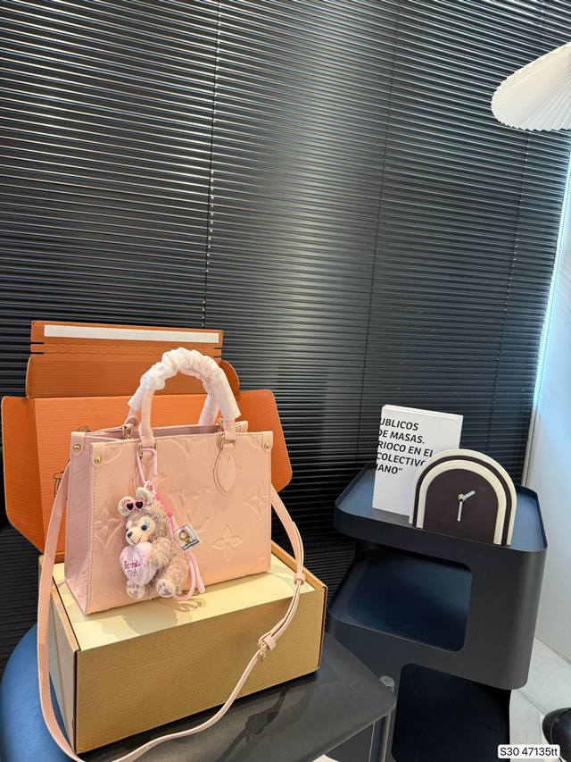 配飞机盒折叠盒子 Lv樱花粉托特 超火的Tote托特包 日常通勤都非常可会越用越喜欢的一款 值得入手 尺寸 25 19 货号47135