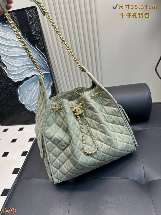 香奈儿25S抽绳牛仔水桶Hobo颜值简直逆天啊 又酷又飒的水桶造型 容量感人 开口调节的抽绳设计很实用 侧面两个小口袋 背上时髦感拉满 酷Girl 必备单品 爱 香奈儿25S抽绳牛仔水桶Hobo颜值简直逆天啊 又酷又飒的水桶造型 容量感人 开口调节的抽绳设计很实用 侧面两个小口袋 背上时髦感拉满 酷Girl 必备单品 爱