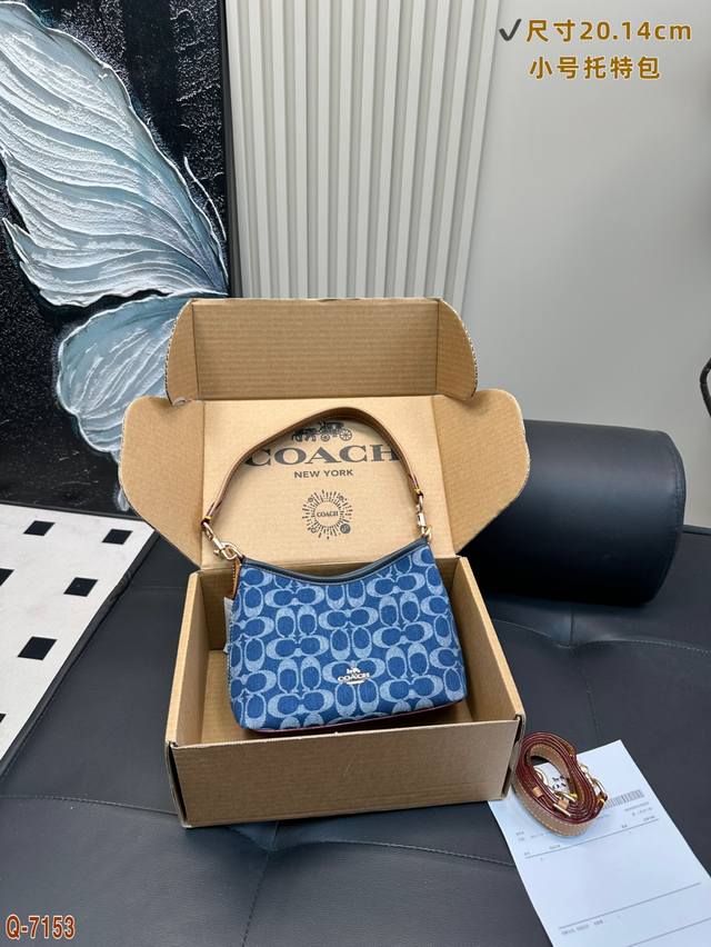 配礼盒 蔻驰Coach流浪包 的经典风格 又融入了 小巧精致 简直萌化了我的心吧 包身线条流畅 弧度自然 无论是正面还是侧面看都非常优雅 尺寸20.14Cm
