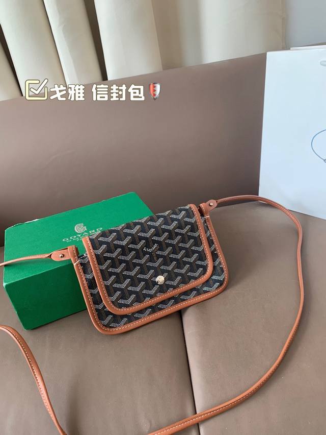 配盒 size 20*14Cm 令人疯狂的小废包 这个小废包咋看干干瘪瘪小小的 到手发现其实超能装3个小口袋十背面还有个插袋 能装下promax手机粉饼口红小零