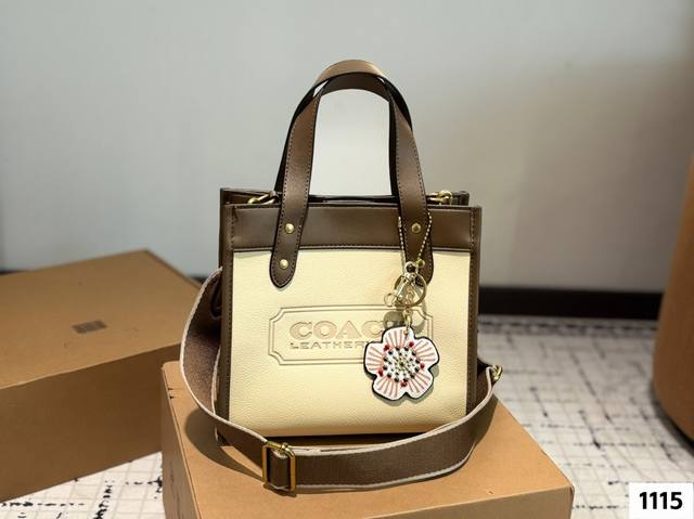 蔻驰托特包.手提单肩斜挎包.不管是自用还是送人都很棒 进口五金件.实用大气 简单大方.超大容量 满足你一切需要 可轻松放置随身必备品 超级赞.这款包给我第一感觉