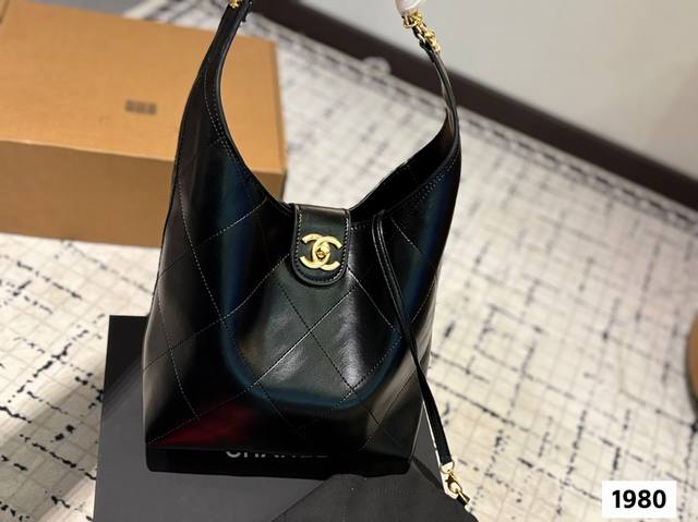 配折叠盒子 香奈儿腋下包 纯皮香奈儿托特 高级感满满的Tote配金链条的经典设计 大小刚好.喜欢高级感简单的姐妹一定要留 尺寸 21 21