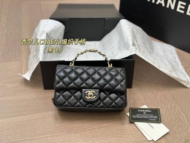 配盒 尺寸20*12 香奈儿 Chanel 23K Mini Cf Handle 后知后觉才Get到Cf的美貌却一路高涨 经典再升级的设计搭配了皮穿链的手柄 双