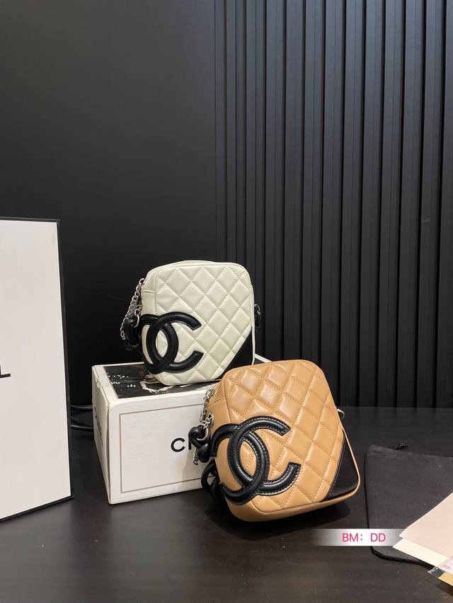 配盒 香奈儿康鹏相机包 任何搭配都能够轻松驾驭 低调有质感 容量也很可 尺寸 14*15