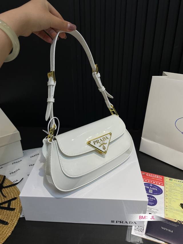 配折叠礼盒 新品推荐 升级版prada普拉达专柜新款腋下包 斜挎包 配长带 明星同款 到哪都是回头率专柜同款哦 品质堪比正品 进口全牛皮原版五金 外出轻便实用