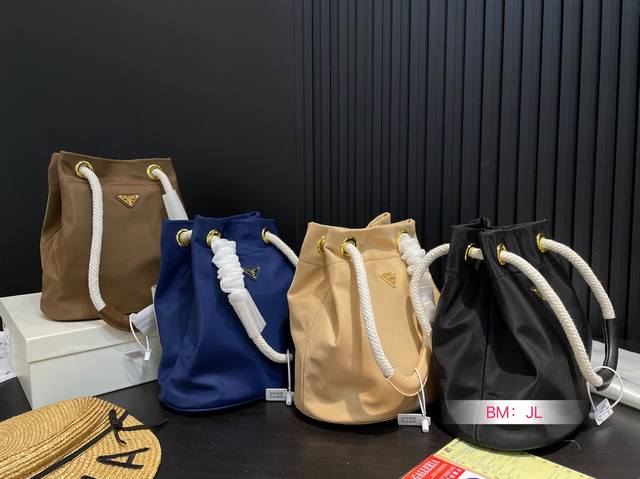 配盒 普拉达 25春夏新手袋来了 看起来更有未来感了~ 龙布面+粗麻绳的小手袋好可爱 喜欢喜欢 尼龙水桶包尺寸 24*25