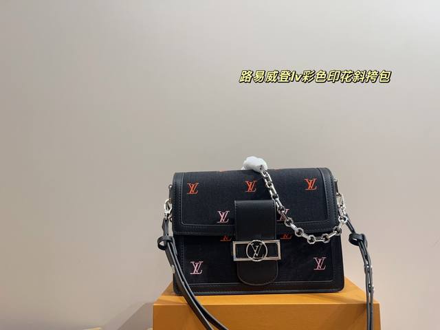 配折叠盒尺寸25.18 路易威登Lv彩色印花斜挎包 秋冬搭配风衣大衣妥妥的氛围感 又或者是一件白衬衫一身很素的衣服 背上它秒变气质女神很有高级感 这款包包几乎什