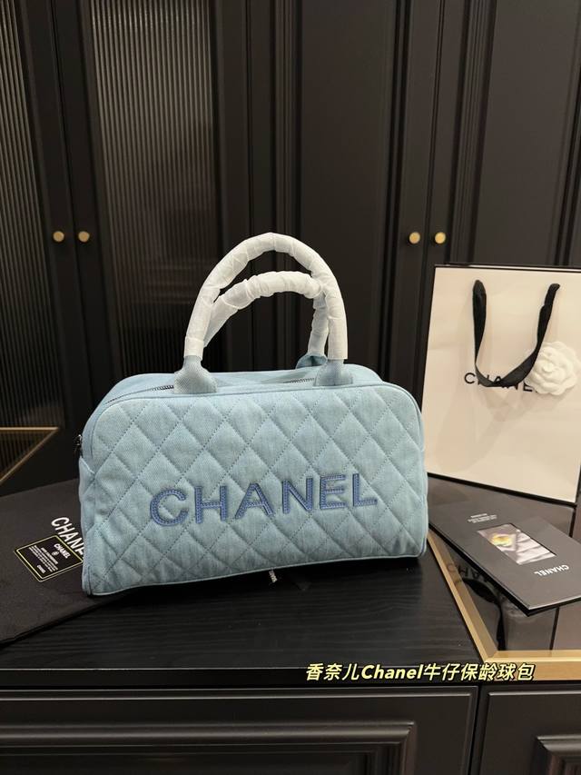 配盒尺寸35.20 香奈儿Chanel牛仔保龄球包 包治百病真的没戳 看到这个香奈儿的Vintage运动包 我脑子里有一万个穿搭想法哈哈哈哈 高级的蓝色Shai