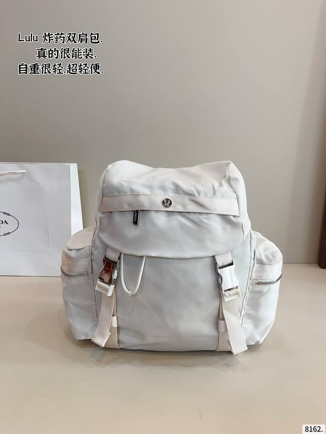 Lulu 新款双肩包 太好看啦 复古时髦又大气 可以在这个夏季成为主背包包之一了 不仅百搭实用性也高 出门可以解放双手咯尺寸 24*12*33Cm