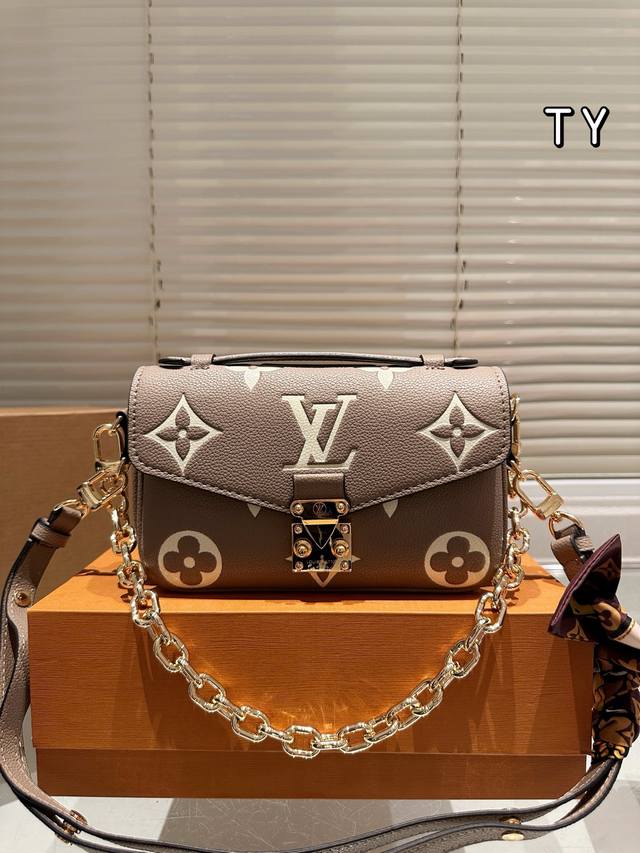 牛皮版本 配丝巾 lv pochette Metis East West Mini 新款邮差包 lv邮差包老花手提单肩斜挎包 优雅低调的外形设计和宽敞的包身更加 牛皮版本 配丝巾 lv pochette Metis East West Mini 新款邮差包 lv邮差包老花手提单肩斜挎包 优雅低调的外形设计和宽敞的包身更加