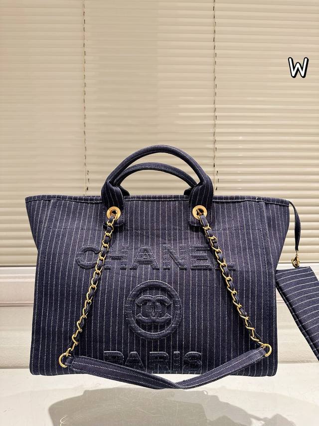 尺寸37.31 香奈儿Chanel牛仔购物袋 跟老款不同的Logo装饰更加高端大气 容量超级可妈咪包 简约休闲的设计深受欢迎 而且容量够大又轻便时髦 适合日常使