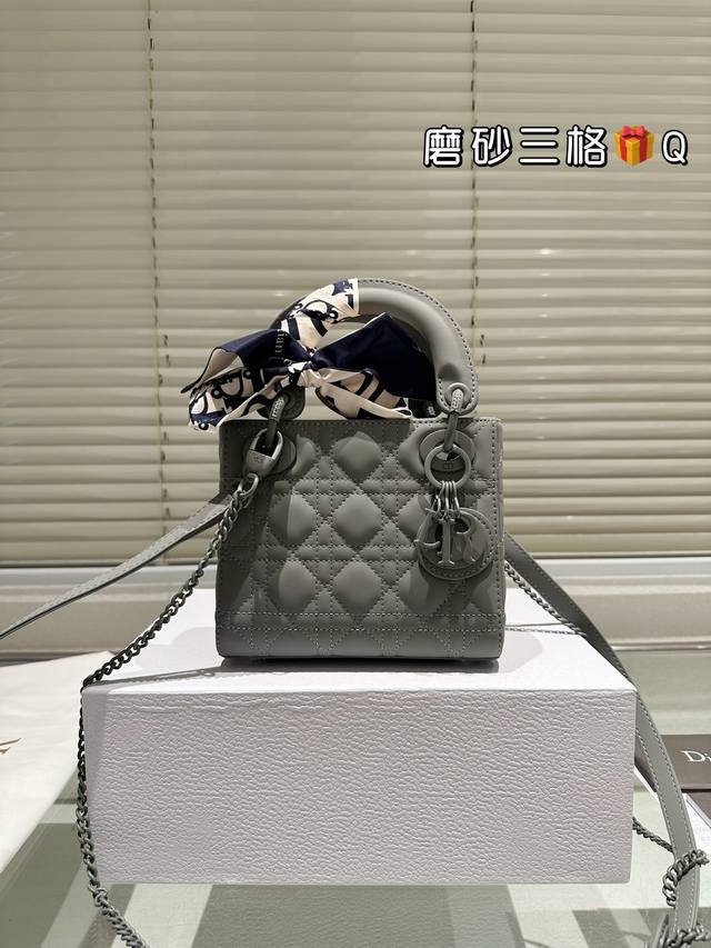 配高级包装 尺寸 17Cm 高品版.升级出货 dior 戴妃磨砂 一年四季都百搭哦 更加加分 小羊皮材质