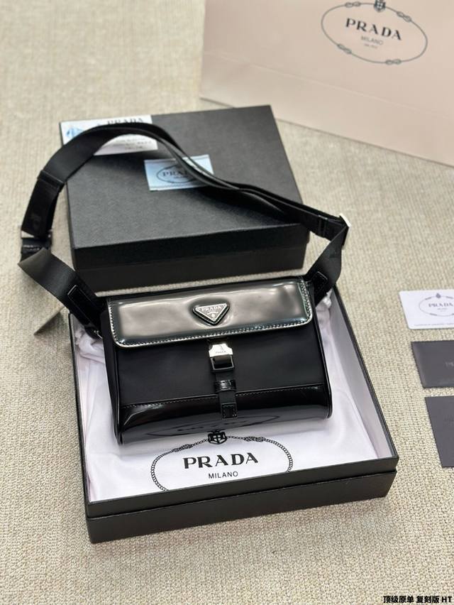 顶级原单 复刻版 prada Re-Nylon和Saffiano 男女手机包 大小正好哦 它真的是穿搭神器 超级不好买的一款 简直是男士的福音 原版尼龙材质 防