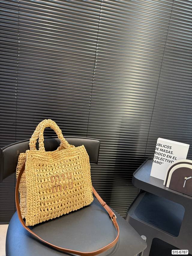 配飞机盒 缪缪编织托特 必须承认 草编包真是夏天的王者啊 #包包分享 #春夏穿搭 #经典百搭款包包 要说夏天最有氛围感的包包那肯定有草编包的一席之地上身就是自带