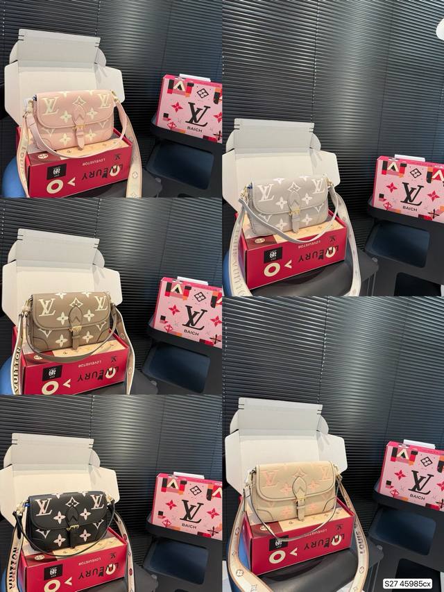 配飞机盒折叠盒子 Lv法棍包 上身简单又舒服 源自中古包 Sologne 的改良版 整体保留了简洁的包身造型 一根肩带升级成了两根肩带 可以单肩腋下 也可以长肩 配飞机盒折叠盒子 Lv法棍包 上身简单又舒服 源自中古包 Sologne 的改良版 整体保留了简洁的包身造型 一根肩带升级成了两根肩带 可以单肩腋下 也可以长肩