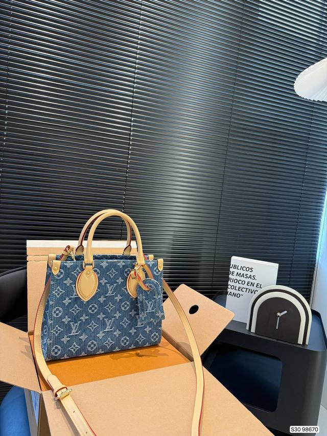 配飞机盒折叠盒子 Lv牛仔托特 超火的Tote托特包 日常通勤都非常可会越用越喜欢的一款 值得入手 尺寸 25 19 货号98670