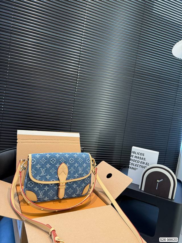 配折叠盒子 Lv牛仔法棍包 上身简单又舒服 源自中古包 Sologne 的改良版 整体保留了简洁的包身造型 一根肩带升级成了两根肩带 可以单肩腋下 也可以长肩带 配折叠盒子 Lv牛仔法棍包 上身简单又舒服 源自中古包 Sologne 的改良版 整体保留了简洁的包身造型 一根肩带升级成了两根肩带 可以单肩腋下 也可以长肩带