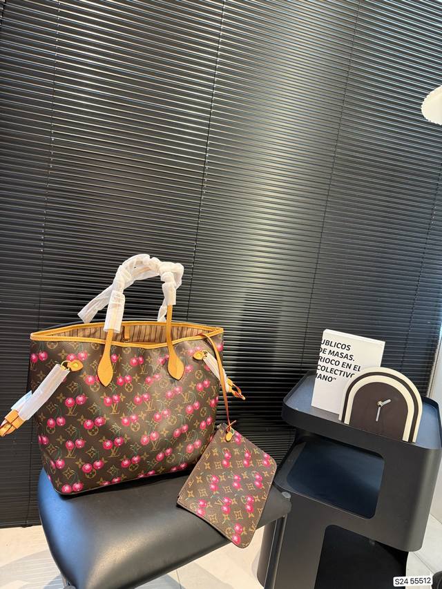 新款Lv购物袋 超火的Tote托特包 日常通勤都非常可会越用越喜欢的一款 值得入手 尺寸 33 29 货号55512 新款Lv购物袋 超火的Tote托特包 日常通勤都非常可会越用越喜欢的一款 值得入手 尺寸 33 29 货号55512