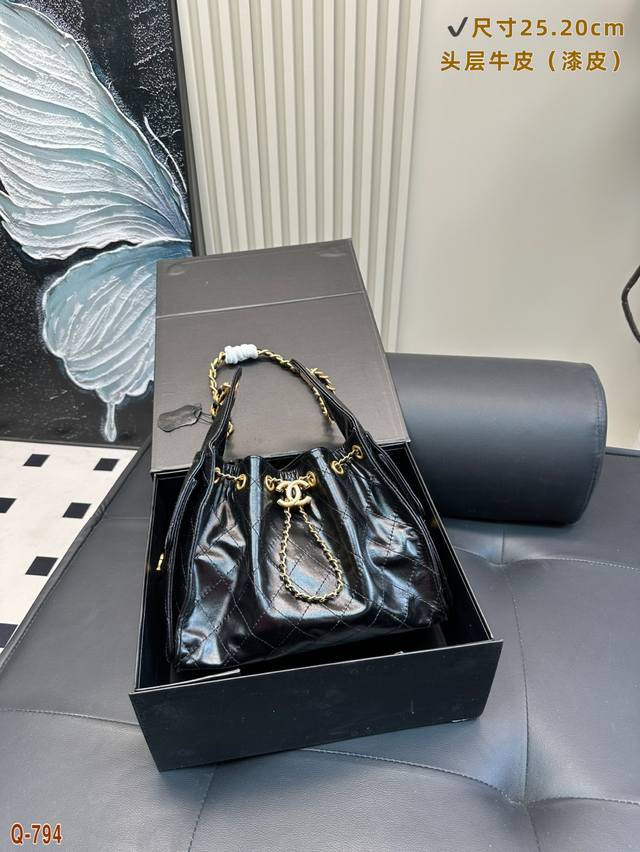 配折叠盒 chanel 香奈儿25S 25Bag Hobo 真好看呀黑金头层牛皮 漆皮 真的超级有质感牛皮也超耐磨 细节图奉上 原图直出的美丽质感 专柜超级难买