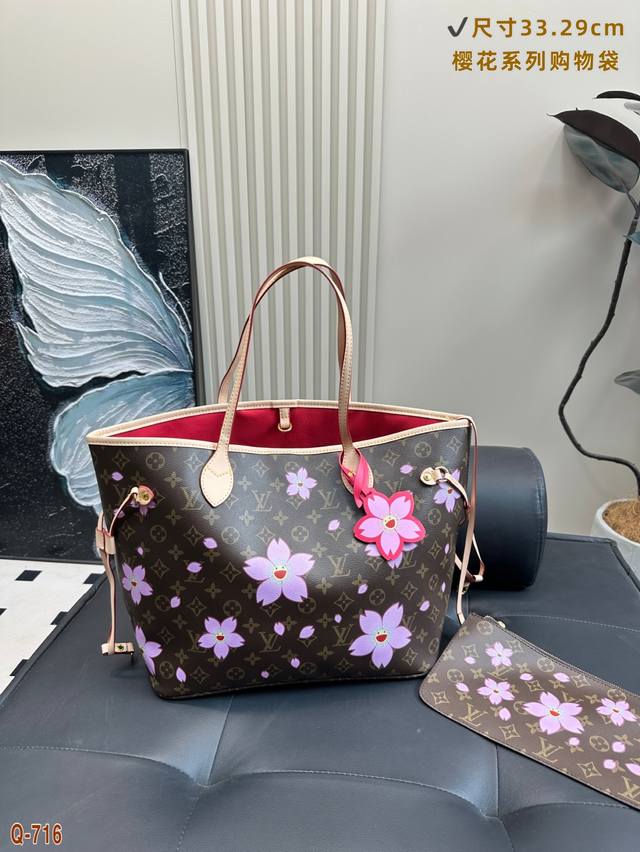 lv村上隆樱花系列Onthego托特包 经典老花搭配樱花笑脸图案 充满浪漫与文艺气息 少有的 芭比风 很难不心动 尺寸 33.29Cm