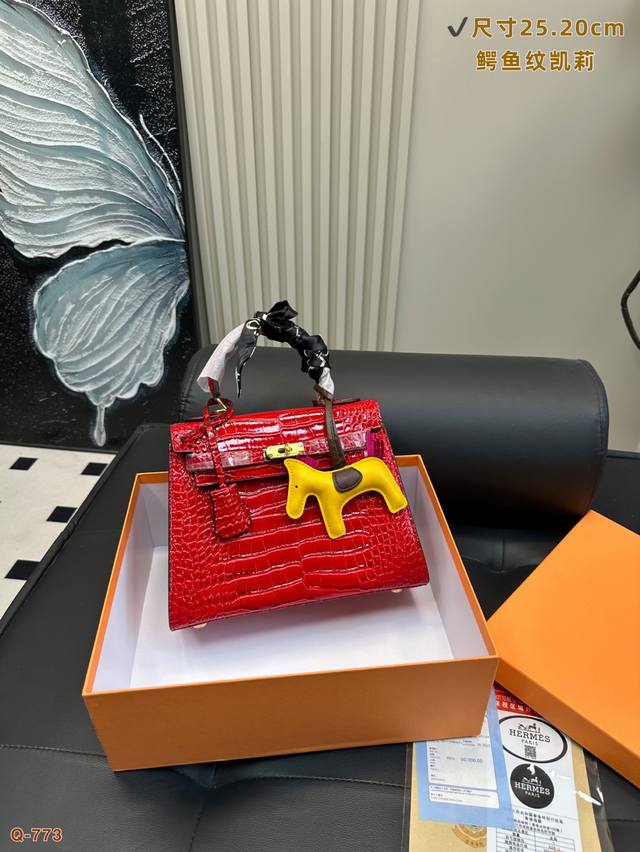 配礼盒 爱马仕上新Hermes 鳄鱼纹25凯莉包 高端质量 专柜最新款 明星同款 人手必备款 Hermes每个女孩的必备品 手提肩背 特别实用 送人自留都有面儿
